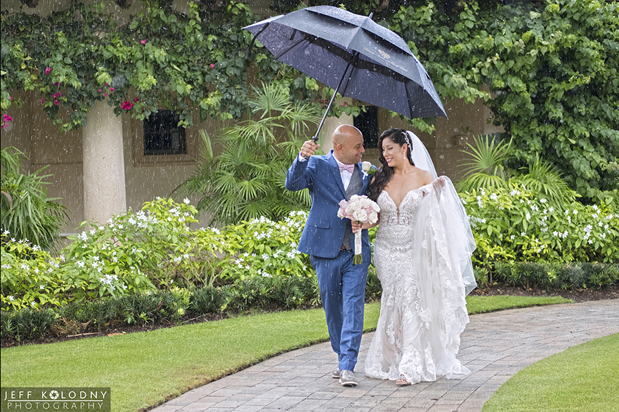 You are currently viewing What should you do if it rains on your Wedding Day?